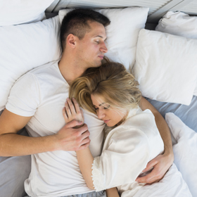 Jednou poznala sympatického kluka. Tadeáše, který se jí líbil. Flirtovali spolu, bavili se a smáli. Pořád z ní doloval telefonní číslo, ale paní Darina mu ho nedala. Nechtěla to nechat zajít moc daleko. 
