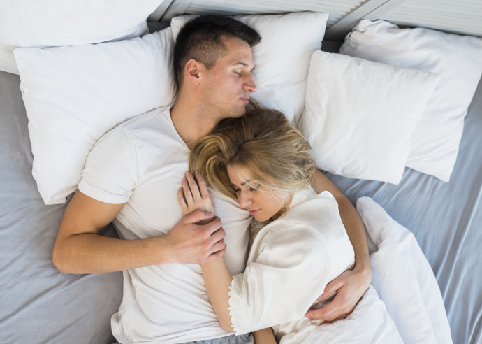 Jednou poznala sympatického kluka. Tadeáše, který se jí líbil. Flirtovali spolu, bavili se a smáli. Pořád z ní doloval telefonní číslo, ale paní Darina mu ho nedala. Nechtěla to nechat zajít moc daleko. 
