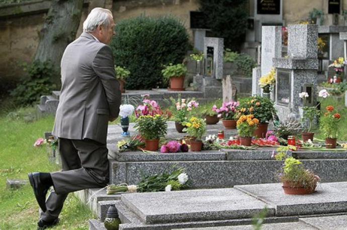 Cesty domů (2010), kde si zahrál s mnoha hereckými kolegy všech generací. Byl velmi oblíbený, jako herec, kolega i pedagog.
