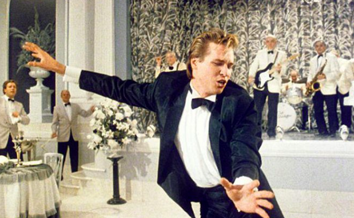 Val Kilmer ve filmu Přísně tajné!
