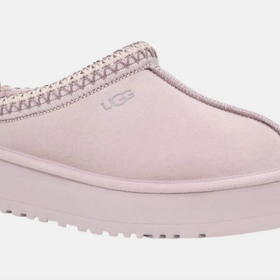 Model UGG Tazz je moderní verzí klasických nazouváků UGG, kombinující styl a pohodlí. Je navržen pro nošení jak doma, tak venku, a snadno se kombinují s různými outfity, jako je denim nebo květované šaty. 3290 Kč
