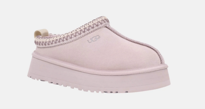 Model UGG Tazz je moderní verzí klasických nazouváků UGG, kombinující styl a pohodlí. Je navržen pro nošení jak doma, tak venku, a snadno se kombinují s různými outfity, jako je denim nebo květované šaty. 3290 Kč
