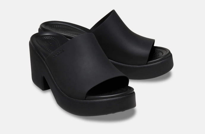 Elegantní pantofle na podpatku Crocs Brooklyn Slide Heel jsou překvapivě lehké a pohodlné díky kombinaci několika revolučních materiálů. Dejte sbohem únavě a přivítejte léto s lehkostí. 1476 Kč

