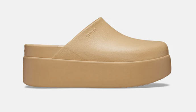 Nazouváky Crocs Dylan Platform Clog jsou inspirovány nadčasovou elegancí kožených bot typu „mules“. 1476 Kč
