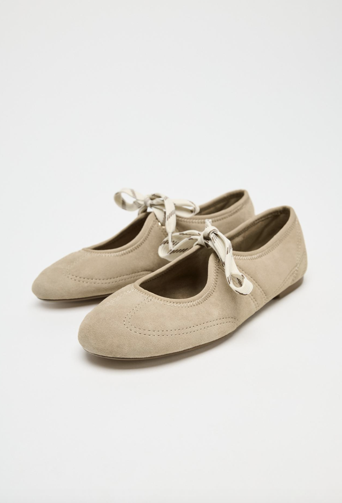 Baleríny ze štípaného semiše, Zara, 1499 Kč
Baleríny ze štípaného semiše, Zara, 1499 Kč
