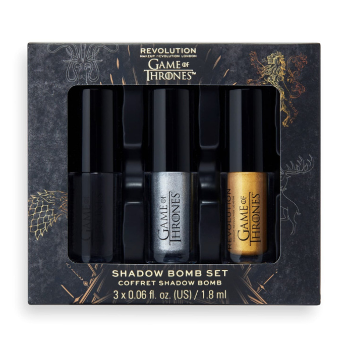 Tato třídílná sada Revolution x Game of Thrones Shadow Bomb Set se perfektně hodí k vytvoření honosného královského líčení. Obsahuje vysoce pigmentované a ultra lesklé odstíny zlaté, stříbrné a matné černé. Tyto tekuté stíny lze nosit samostatně nebo pod pudrové oční stíny pro extrémní pigmentaci a delší výdrž. 468 Kč
