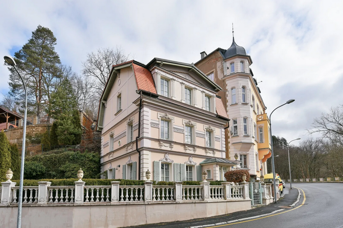 Jen pár kroků od lázeňského centra Karlových Varů se skrývá dům, který vám vyrazí dech. Rokokový interiér, výhled na hotel Imperial a terasa, kde čas plyne jinak. Karlovy Vary jsou plné architektonických skvostů, ale tahle trojpodlažní vila pod lesoparkem patří k těm nejpůsobivějším. Vítejte na návštěvě, která vás přenese do jiného světa.
Jen pár kroků od lázeňského centra Karlových Varů se skrývá dům, který vám vyrazí dech. Rokokový interiér, výhled na hotel Imperial a terasa, kde čas plyne jinak. Karlovy Vary jsou plné architektonických skvostů, ale tahle trojpodlažní vila pod lesoparkem patří k těm nejpůsobivějším. Vítejte na návštěvě, která vás přenese do jiného světa.