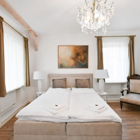 Jen pár kroků od lázeňského centra Karlových Varů se skrývá dům, který vám vyrazí dech. Rokokový interiér, výhled na hotel Imperial a terasa, kde čas plyne jinak. Karlovy Vary jsou plné architektonických skvostů, ale tahle trojpodlažní vila pod lesoparkem patří k těm nejpůsobivějším. Vítejte na návštěvě, která vás přenese do jiného světa.
