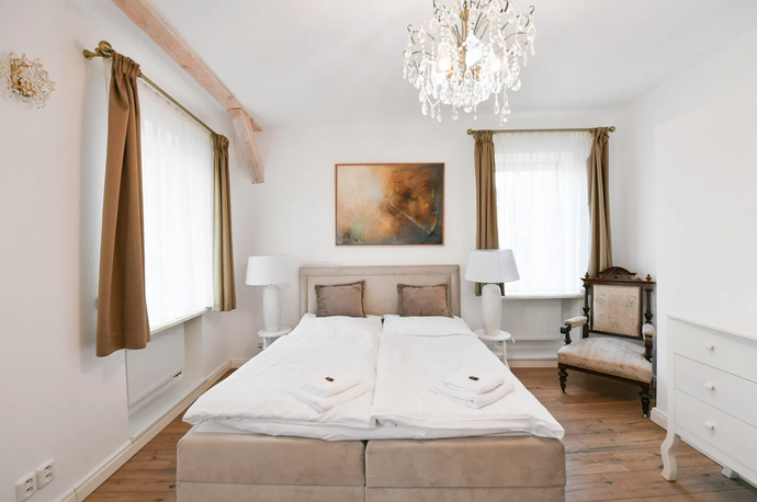 Jen pár kroků od lázeňského centra Karlových Varů se skrývá dům, který vám vyrazí dech. Rokokový interiér, výhled na hotel Imperial a terasa, kde čas plyne jinak. Karlovy Vary jsou plné architektonických skvostů, ale tahle trojpodlažní vila pod lesoparkem patří k těm nejpůsobivějším. Vítejte na návštěvě, která vás přenese do jiného světa.
Jen pár kroků od lázeňského centra Karlových Varů se skrývá dům, který vám vyrazí dech. Rokokový interiér, výhled na hotel Imperial a terasa, kde čas plyne jinak. Karlovy Vary jsou plné architektonických skvostů, ale tahle trojpodlažní vila pod lesoparkem patří k těm nejpůsobivějším. Vítejte na návštěvě, která vás přenese do jiného světa.