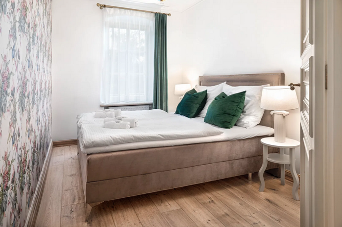 Jen pár kroků od lázeňského centra Karlových Varů se skrývá dům, který vám vyrazí dech. Rokokový interiér, výhled na hotel Imperial a terasa, kde čas plyne jinak. Karlovy Vary jsou plné architektonických skvostů, ale tahle trojpodlažní vila pod lesoparkem patří k těm nejpůsobivějším. Vítejte na návštěvě, která vás přenese do jiného světa.
Jen pár kroků od lázeňského centra Karlových Varů se skrývá dům, který vám vyrazí dech. Rokokový interiér, výhled na hotel Imperial a terasa, kde čas plyne jinak. Karlovy Vary jsou plné architektonických skvostů, ale tahle trojpodlažní vila pod lesoparkem patří k těm nejpůsobivějším. Vítejte na návštěvě, která vás přenese do jiného světa.