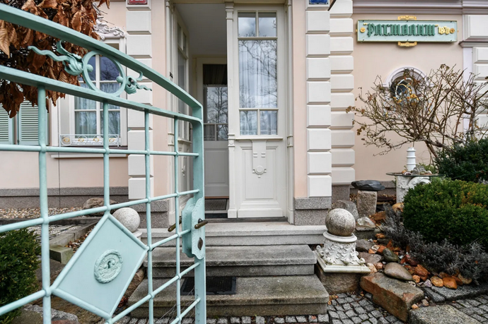 Jen pár kroků od lázeňského centra Karlových Varů se skrývá dům, který vám vyrazí dech. Rokokový interiér, výhled na hotel Imperial a terasa, kde čas plyne jinak. Karlovy Vary jsou plné architektonických skvostů, ale tahle trojpodlažní vila pod lesoparkem patří k těm nejpůsobivějším. Vítejte na návštěvě, která vás přenese do jiného světa.
Jen pár kroků od lázeňského centra Karlových Varů se skrývá dům, který vám vyrazí dech. Rokokový interiér, výhled na hotel Imperial a terasa, kde čas plyne jinak. Karlovy Vary jsou plné architektonických skvostů, ale tahle trojpodlažní vila pod lesoparkem patří k těm nejpůsobivějším. Vítejte na návštěvě, která vás přenese do jiného světa.