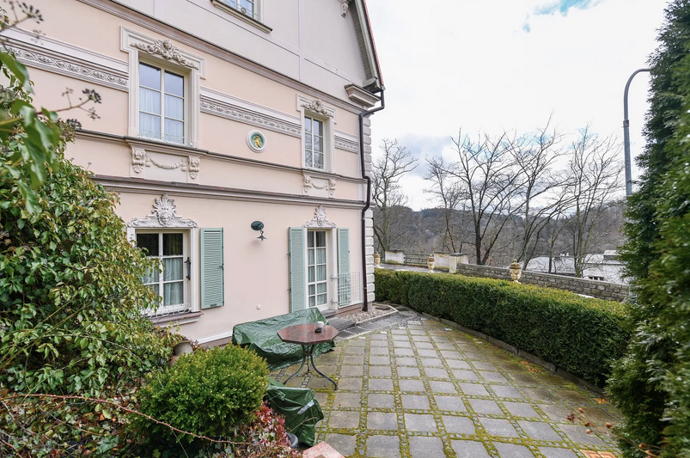 Jen pár kroků od lázeňského centra Karlových Varů se skrývá dům, který vám vyrazí dech. Rokokový interiér, výhled na hotel Imperial a terasa, kde čas plyne jinak. Karlovy Vary jsou plné architektonických skvostů, ale tahle trojpodlažní vila pod lesoparkem patří k těm nejpůsobivějším. Vítejte na návštěvě, která vás přenese do jiného světa.
Jen pár kroků od lázeňského centra Karlových Varů se skrývá dům, který vám vyrazí dech. Rokokový interiér, výhled na hotel Imperial a terasa, kde čas plyne jinak. Karlovy Vary jsou plné architektonických skvostů, ale tahle trojpodlažní vila pod lesoparkem patří k těm nejpůsobivějším. Vítejte na návštěvě, která vás přenese do jiného světa.