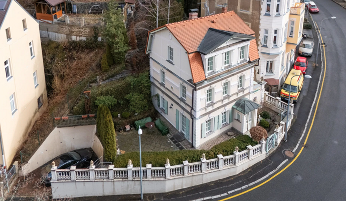 Jen pár kroků od lázeňského centra Karlových Varů se skrývá dům, který vám vyrazí dech. Rokokový interiér, výhled na hotel Imperial a terasa, kde čas plyne jinak. Karlovy Vary jsou plné architektonických skvostů, ale tahle trojpodlažní vila pod lesoparkem patří k těm nejpůsobivějším. Vítejte na návštěvě, která vás přenese do jiného světa.
Jen pár kroků od lázeňského centra Karlových Varů se skrývá dům, který vám vyrazí dech. Rokokový interiér, výhled na hotel Imperial a terasa, kde čas plyne jinak. Karlovy Vary jsou plné architektonických skvostů, ale tahle trojpodlažní vila pod lesoparkem patří k těm nejpůsobivějším. Vítejte na návštěvě, která vás přenese do jiného světa.