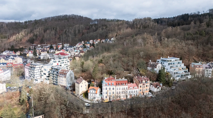 Jen pár kroků od lázeňského centra Karlových Varů se skrývá dům, který vám vyrazí dech. Rokokový interiér, výhled na hotel Imperial a terasa, kde čas plyne jinak. Karlovy Vary jsou plné architektonických skvostů, ale tahle trojpodlažní vila pod lesoparkem patří k těm nejpůsobivějším. Vítejte na návštěvě, která vás přenese do jiného světa.
Jen pár kroků od lázeňského centra Karlových Varů se skrývá dům, který vám vyrazí dech. Rokokový interiér, výhled na hotel Imperial a terasa, kde čas plyne jinak. Karlovy Vary jsou plné architektonických skvostů, ale tahle trojpodlažní vila pod lesoparkem patří k těm nejpůsobivějším. Vítejte na návštěvě, která vás přenese do jiného světa.