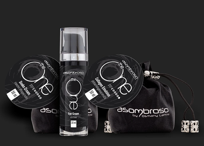 Set pro zpomalení stárnutí pleti, Asombroso by Osmany Laffita, 2949 Kč

Stárnoucí pleť si zaslouží svoji speciální pečující rutinu. Na odlíčenou a osvěženou pleť (pro tento krok doporučujeme The One Skin Cleansing Milk) aplikujte The One Collagen Emulsion pro podporu elasticity pleti a překryjte krémem The One Snake Cream pro lifting a hydrataci. Na závěr jemně vmasírujte The One Eye Cream v oblasti očního okolí.
