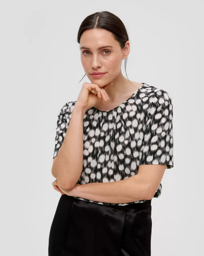 Krepová halenka se skládaným výstřihem, 879 Kč

