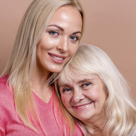 Maminka neustále mluvila o tom, jak se mají její kamarádky dobře v domě s pečovatelskou službou a domově důchodců. Mají tam různé aktivity, občas můžou do divadla, koukají na staré filmy, chodí k nim pečovatelka, dobře vaří.
