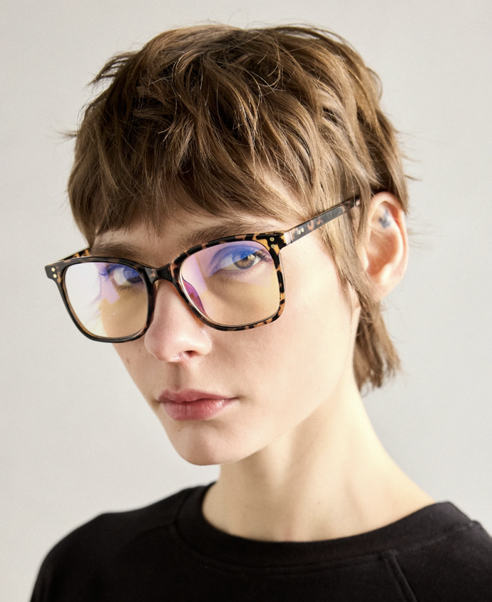 Oversize brýle čtvercového tvaru mohou nosit i ženy s drobnějším obličejem.

Zalando, Anna Field, obroučky 380 Kč
