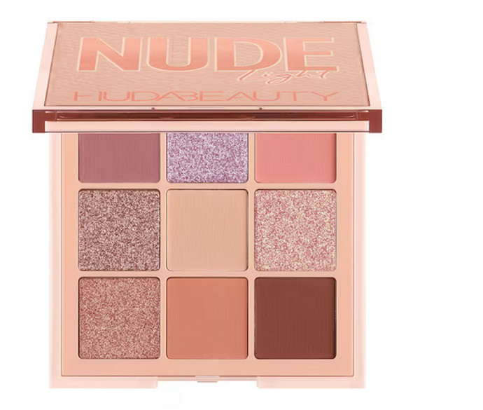 Paletka očních stínů Nude Obsessions obsahuje 9 nejoblíbenějších nahých odstínů. 890 Kč
