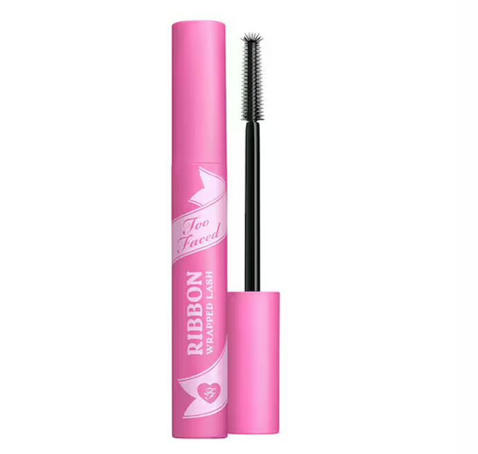 Ribbon Wrapped Lash – Tubing řasenka. Revoluční technologie Ribbon Wrap™ vytváří ultradlouhý tubing kolem každé řasy a natahuje je na působivou délku. 780 Kč
