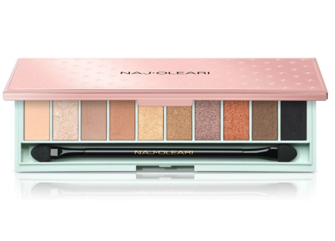 Paletka Naj-Oleari Wonder Look Eyeshadow Palette obsahuje 10 odstínů se sametovou texturou. Mimořádně jemná a krémová konzistence umožňuje snadnou aplikaci a roztírání. Barevný efekt je okamžitě intenzivní, stíny při aplikaci nepráší. Snadno se s nimi pracuje a výsledné líčení je odolné a dlouhotrvající . Obsahuje Arganový olej bohatý na antioxidanty a vitamín E, který se rychle vstřebává, aniž by zanechal mastný pocit. Vyživuje, pomáhá udržovat pružnost pokožky a snižuje výskyt jemných linií a vrásek. 1000 Kč
