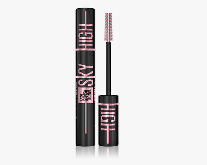 Prodlužující řasenka Maybelline Lash Sensational Sky High Cosmic Black dodává řasám nekonečný objem, zvýrazňuje je intenzivní černou barvou a zároveň je precizně odděluje. Nerozmazává se, nevytváří žmolky a vydrží po celý den – od rána až do noci. 330 Kč
