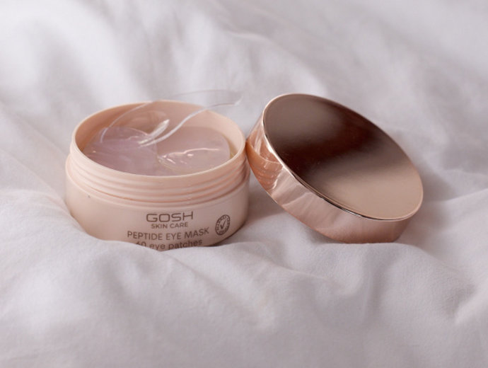 GOSH COPENHAGEN Peptide Eye Mask Eye patches neboli expresní náplasti pod oči se z tajného triku make-up artistů staly díky instagramovým účtům modelek a celebrit celosvětovým hitem. Poradí si s otoky, tmavými kruhy, jemnými linkami i vráskami a jsou tedy spíš než jako součást každodenní rutiny vhodné jako extra péče jedenkrát týdně nebo kdykoli, kdy se jednoduše dobře nevyspíte, máte před velkým večerem nebo důležitou akcí a chcete vypadat dobře. 649 Kč
GOSH COPENHAGEN Peptide Eye Mask Eye patches neboli expresní náplasti pod oči se z tajného triku make-up artistů staly díky instagramovým účtům modelek a celebrit celosvětovým hitem. Poradí si s otoky, tmavými kruhy, jemnými linkami i vráskami a jsou tedy spíš než jako součást každodenní rutiny vhodné jako extra péče jedenkrát týdně nebo kdykoli, kdy se jednoduše dobře nevyspíte, máte před velkým večerem nebo důležitou akcí a chcete vypadat dobře. 649 Kč