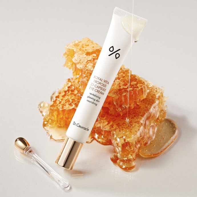 Tmavé kruhy pod očima občas ráno trápí každého z nás. Oční krém Dr. Ceuracle ROYAL VITA PROPOLIS 33 CAPSULE EYE CREAM s lehkou texturou okamžitě rozzáří a doplní potřebnou hydrataci pleti v očním okolí. Krém na pleť kolem očí s propolisovým extraktem s lehkou gelovou texturou, hydratuje pleť a zlepšuje její stav, snižuje výskyt vrásek a pigmentací. 849 Kč
