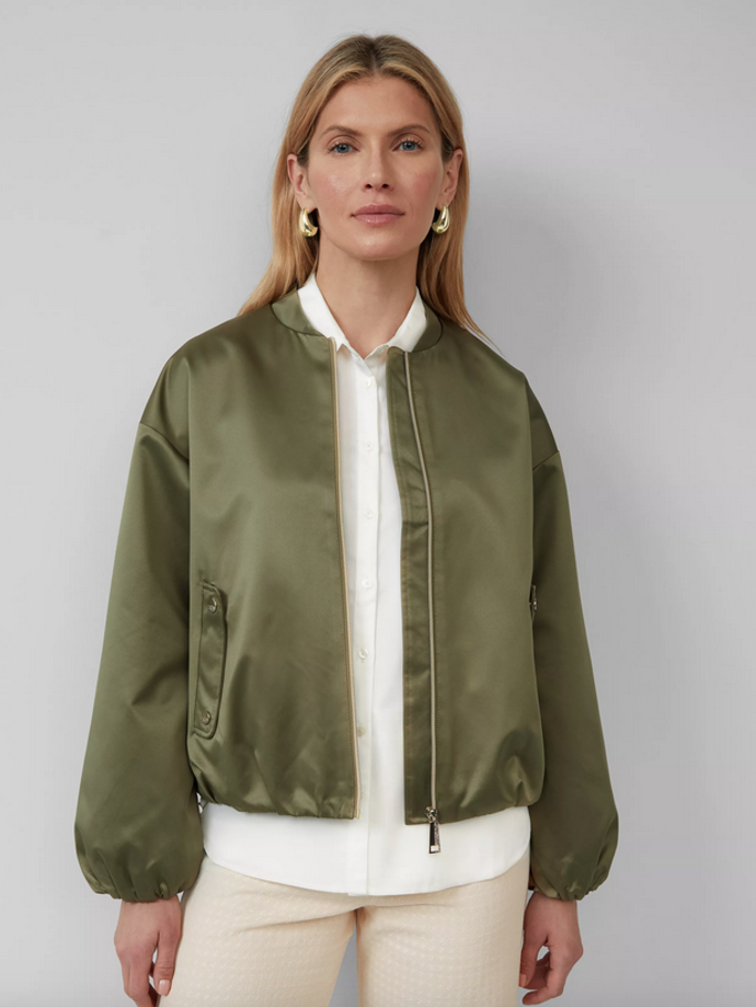Saténový oversize bomber s elastickým spodním okrajem, 3.999 Kč
Saténový oversize bomber s elastickým spodním okrajem, 3.999 Kč