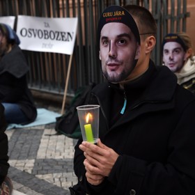 Guru Jára byl podle jeho oveček neprávem odsouzený
