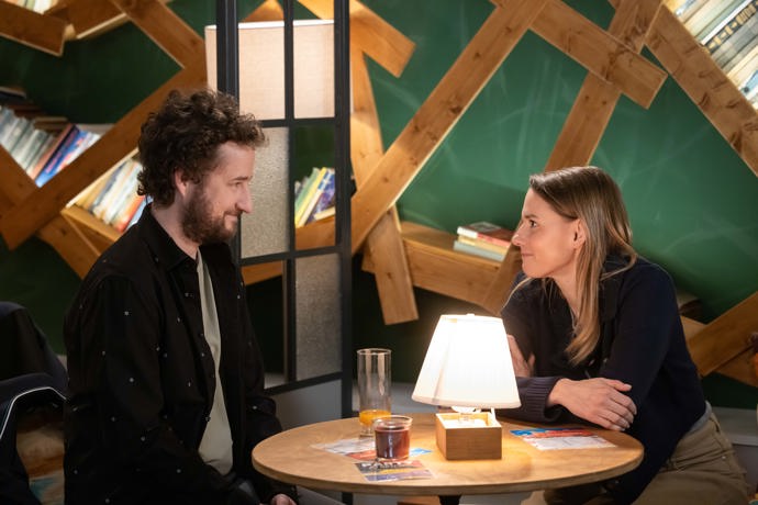Nekonečný seriál Ulice sleduje dramatické osudy několika spřátelených rodin žijících v sousedství
