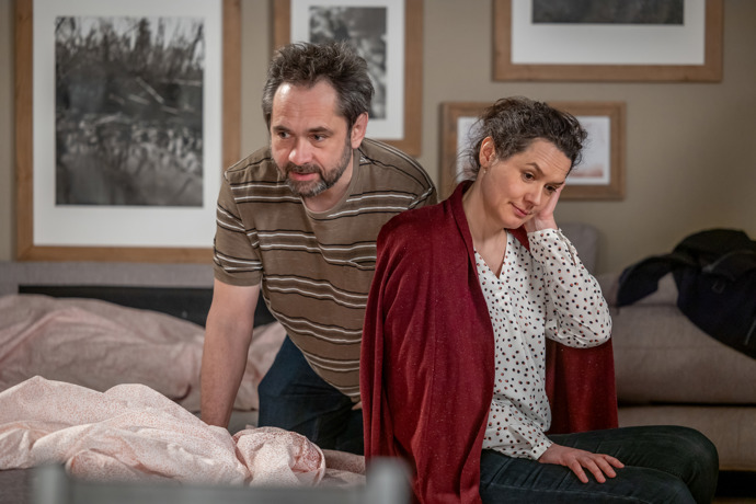 Nekonečný seriál Ulice sleduje dramatické osudy několika spřátelených rodin žijících v sousedství
