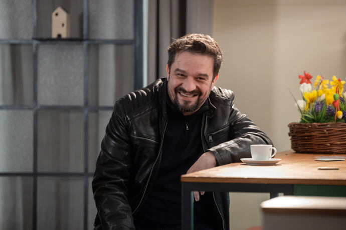 Nekonečný seriál Ulice sleduje dramatické osudy několika spřátelených rodin žijících v sousedství
Nekonečný seriál Ulice sleduje dramatické osudy několika spřátelených rodin žijících v sousedství