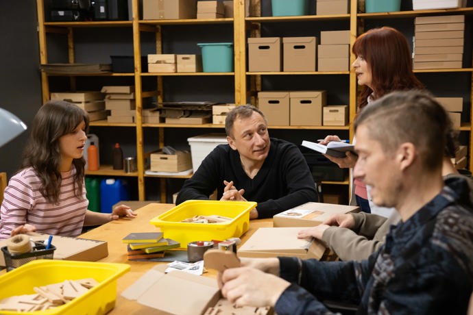 Nekonečný seriál Ulice sleduje dramatické osudy několika spřátelených rodin žijících v sousedství
Nekonečný seriál Ulice sleduje dramatické osudy několika spřátelených rodin žijících v sousedství