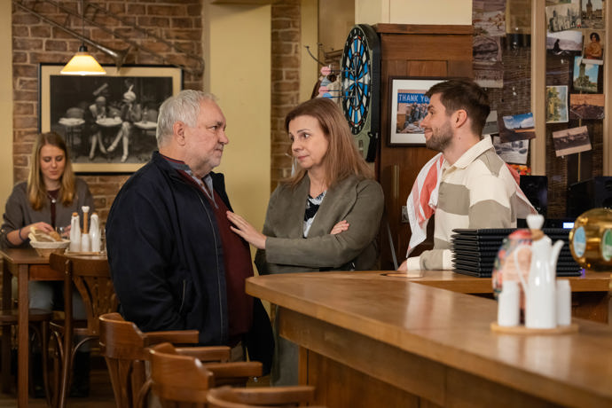Nekonečný seriál Ulice sleduje dramatické osudy několika spřátelených rodin žijících v sousedství
Nekonečný seriál Ulice sleduje dramatické osudy několika spřátelených rodin žijících v sousedství