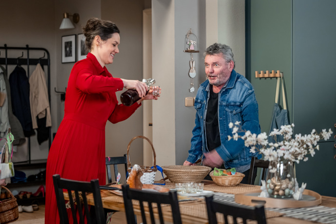 Nekonečný seriál Ulice sleduje dramatické osudy několika spřátelených rodin žijících v sousedství
Nekonečný seriál Ulice sleduje dramatické osudy několika spřátelených rodin žijících v sousedství