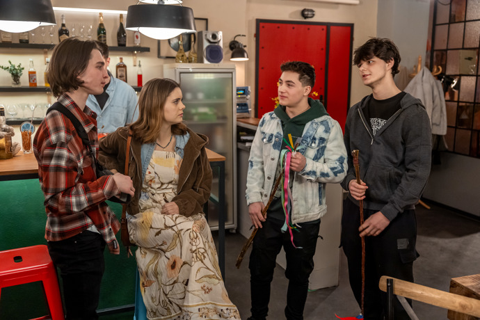 Nekonečný seriál Ulice sleduje dramatické osudy několika spřátelených rodin žijících v sousedství
Nekonečný seriál Ulice sleduje dramatické osudy několika spřátelených rodin žijících v sousedství