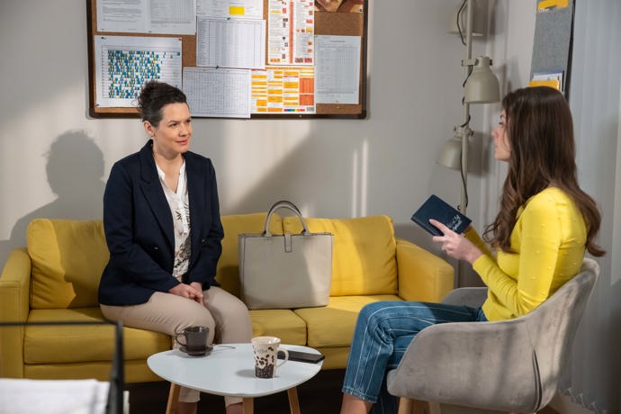 Nekonečný seriál Ulice sleduje dramatické osudy několika spřátelených rodin žijících v sousedství
Nekonečný seriál Ulice sleduje dramatické osudy několika spřátelených rodin žijících v sousedství