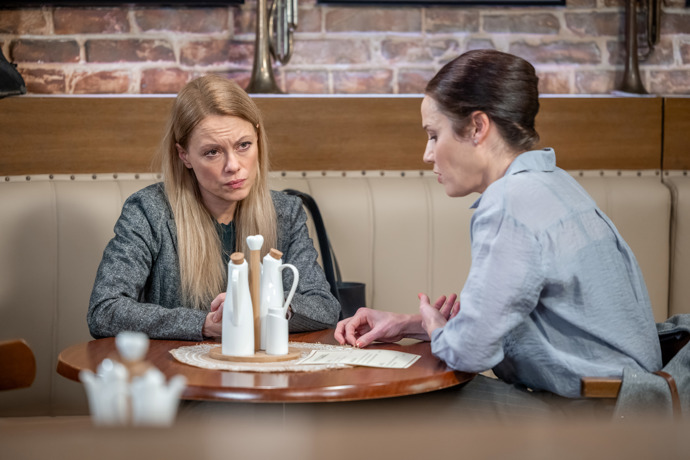 Nekonečný seriál Ulice sleduje dramatické osudy několika spřátelených rodin žijících v sousedství
Nekonečný seriál Ulice sleduje dramatické osudy několika spřátelených rodin žijících v sousedství