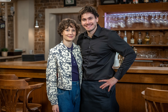 Nekonečný seriál Ulice sleduje dramatické osudy několika spřátelených rodin žijících v sousedství
Nekonečný seriál Ulice sleduje dramatické osudy několika spřátelených rodin žijících v sousedství