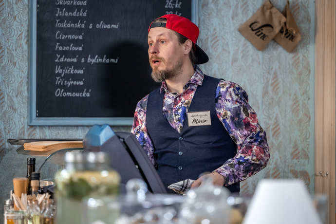 Nekonečný seriál Ulice sleduje dramatické osudy několika spřátelených rodin žijících v sousedství
Nekonečný seriál Ulice sleduje dramatické osudy několika spřátelených rodin žijících v sousedství