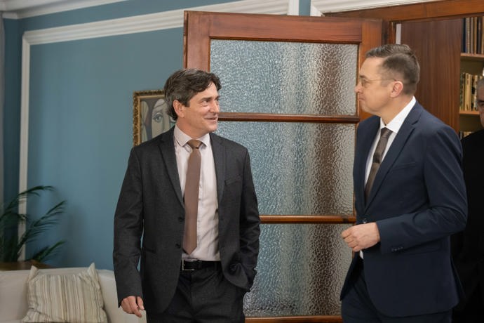 Nekonečný seriál Ulice sleduje dramatické osudy několika spřátelených rodin žijících v sousedství
Nekonečný seriál Ulice sleduje dramatické osudy několika spřátelených rodin žijících v sousedství