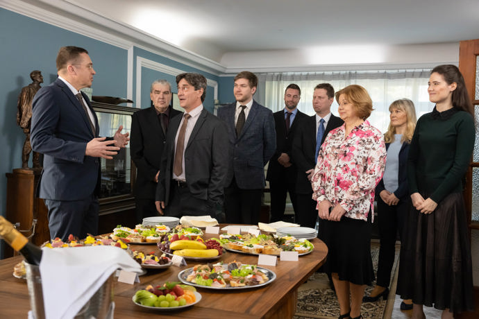 Nekonečný seriál Ulice sleduje dramatické osudy několika spřátelených rodin žijících v sousedství
Nekonečný seriál Ulice sleduje dramatické osudy několika spřátelených rodin žijících v sousedství