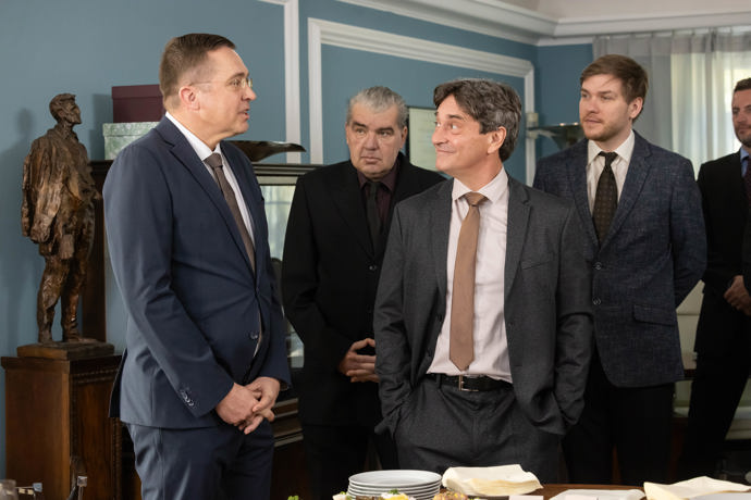 Nekonečný seriál Ulice sleduje dramatické osudy několika spřátelených rodin žijících v sousedství
Nekonečný seriál Ulice sleduje dramatické osudy několika spřátelených rodin žijících v sousedství