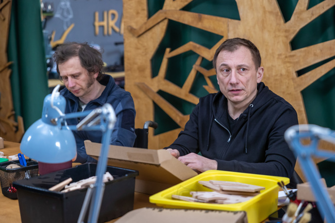 Nekonečný seriál Ulice sleduje dramatické osudy několika spřátelených rodin žijících v sousedství
Nekonečný seriál Ulice sleduje dramatické osudy několika spřátelených rodin žijících v sousedství