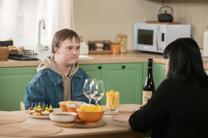 Nekonečný seriál Ulice sleduje dramatické osudy několika spřátelených rodin žijících v sousedství
Nekonečný seriál Ulice sleduje dramatické osudy několika spřátelených rodin žijících v sousedství