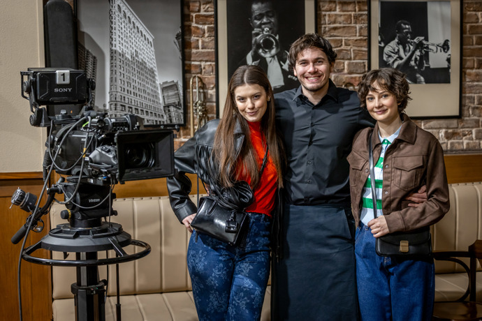 Nekonečný seriál Ulice sleduje dramatické osudy několika spřátelených rodin žijících v sousedství
