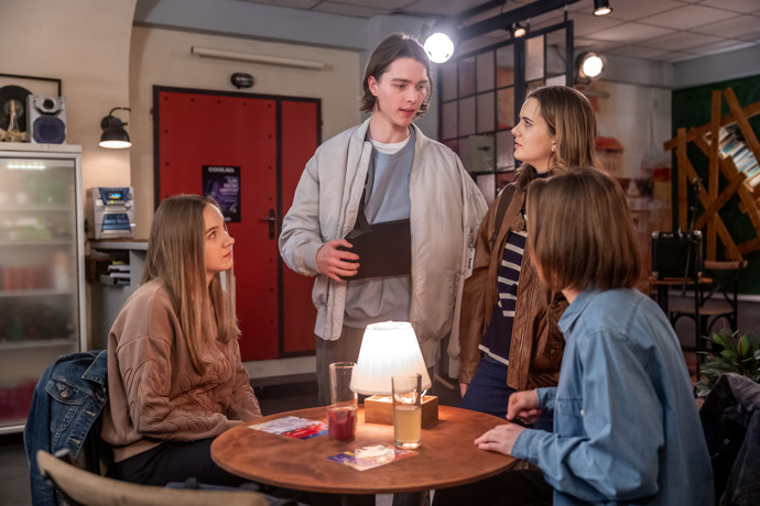 Nekonečný seriál Ulice sleduje dramatické osudy několika spřátelených rodin žijících v sousedství

