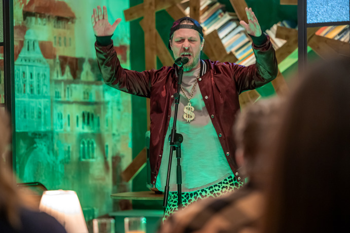 Nekonečný seriál Ulice sleduje dramatické osudy několika spřátelených rodin žijících v sousedství
