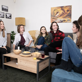 Nekonečný seriál Ulice sleduje dramatické osudy několika spřátelených rodin žijících v sousedství
